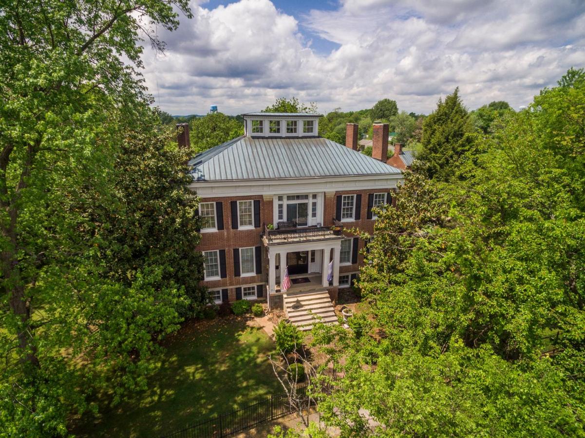 Bourbon Manor Bed & Breakfast Inn est une maison d'hôtes gay friendly à Bardstown dans le Kentucky aux États-Unis